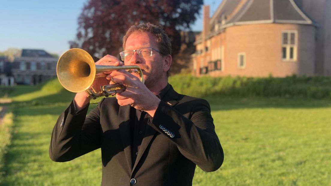 Johan Boekema speelde vanavond het taptoe-signaal bij het kasteel van Coevorden.
