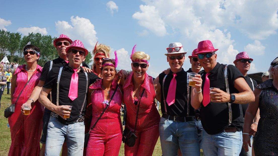 Sommige bezoekers komen feestelijke gekleed naar het festival (Rechten: RTV Drenthe / Kim Stellingwerf)