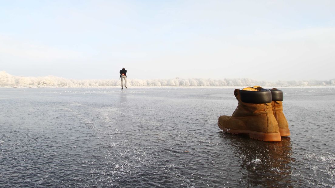 Veel mensen schaatsten ondanks de waarschuwingen toch op open water (Rechten: RTV Drenthe/Robbert Oosting)