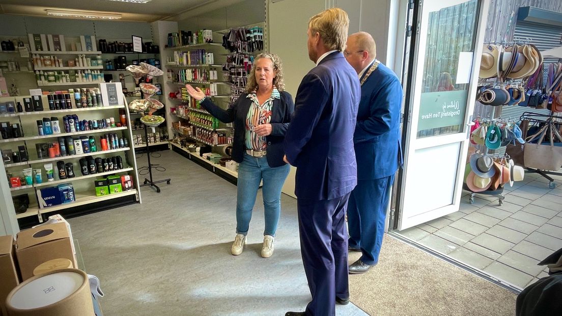Koning Willem-Alexander in gesprek met Jolanda ten Have van de drogisterij in Loppersum