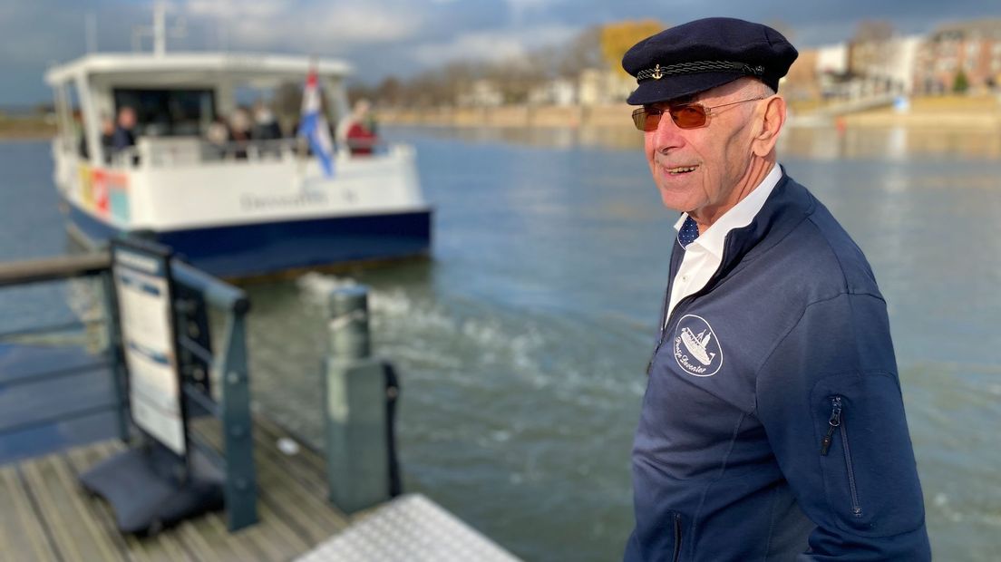 Geert Scheers vaart al 60 jaar met de Deventer pontjes. Op de achtergrond de volledig electrische Stad Deventer E.