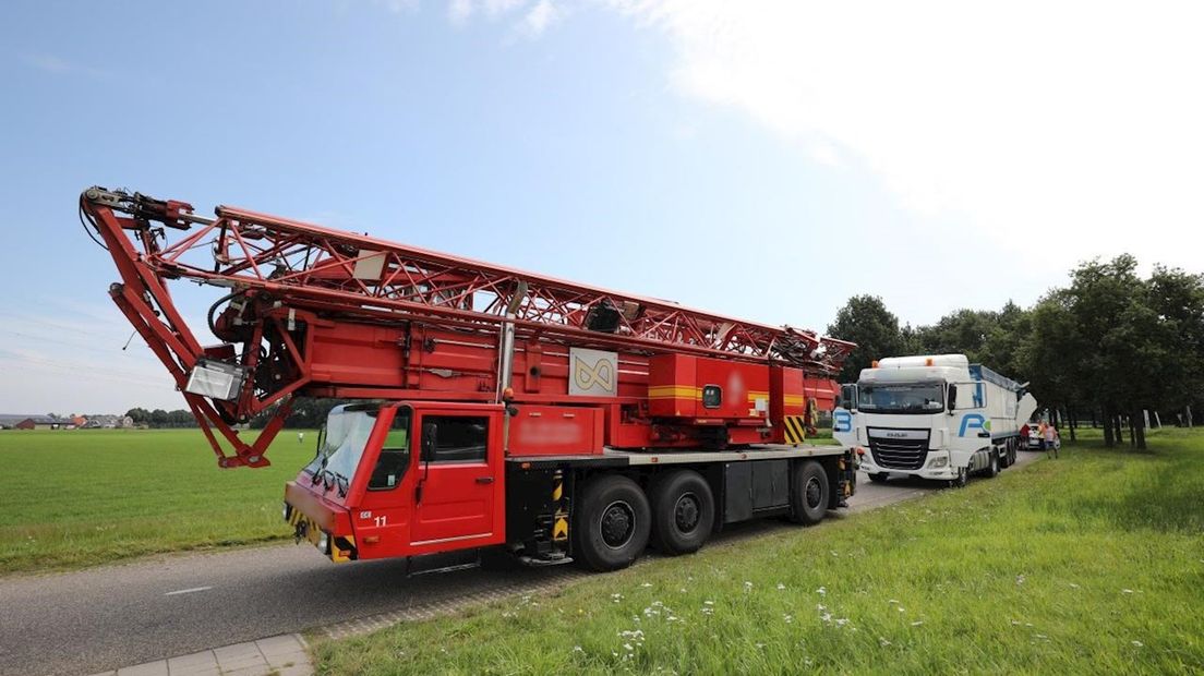 Telekraan botst op vrachtwagen