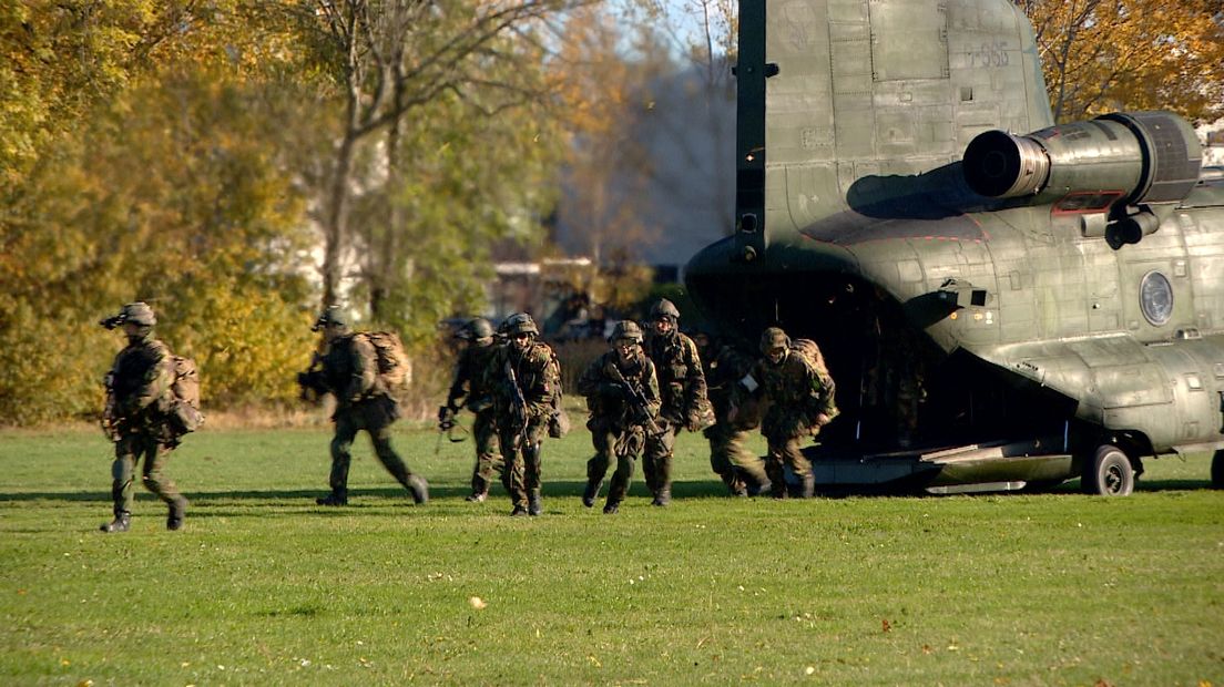 Soldaten komen uit helikopter