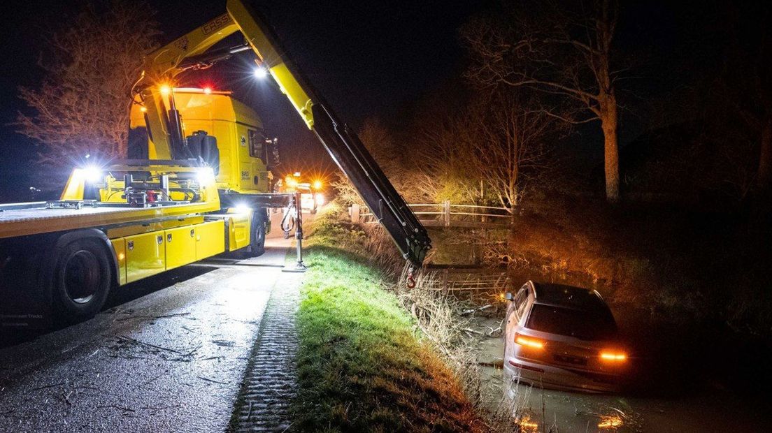 Een bergingsbedrijf moest eraan te pas komen om de wagen uit het water te takelen