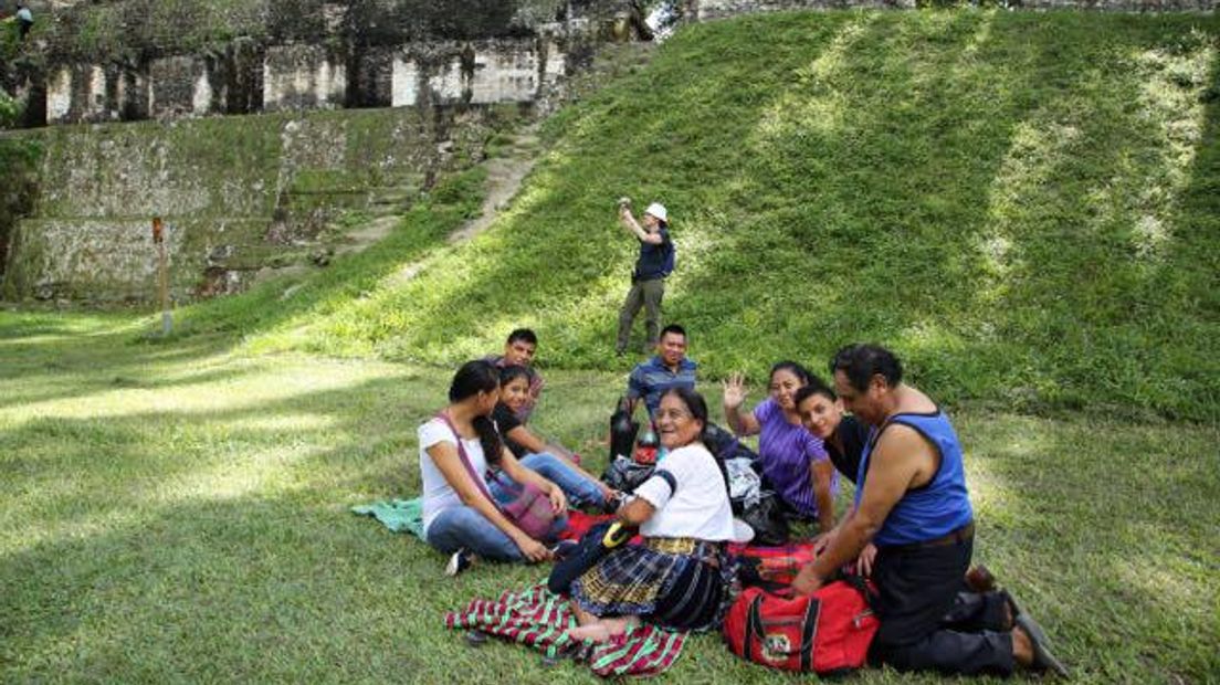 Maya-gezin in het Nationaal Park Tikal (Rechten: Edwin van Stenis / RTV Drenthe)