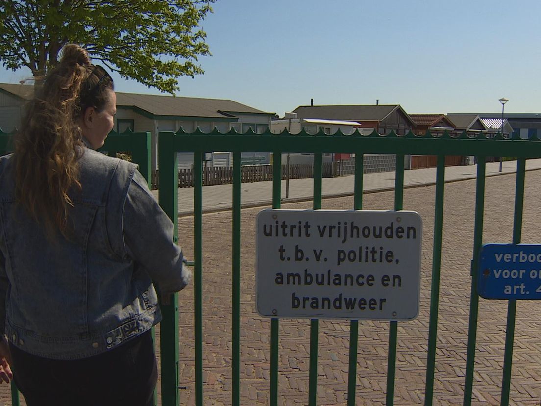 Incher Bakker bij het gesloten hek van Recreatieoord Hoek van Holland