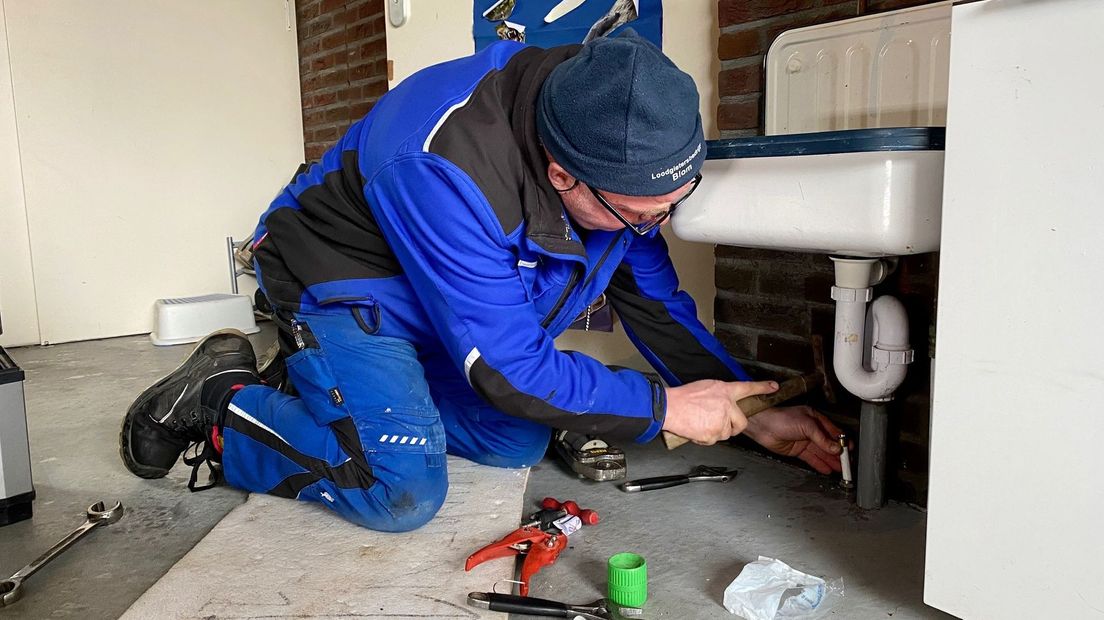 Loodgieter Johan Blom repareert een kapotte waterleiding