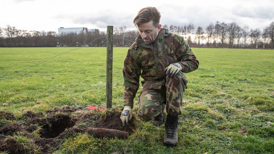 Een medewerker van de EOD