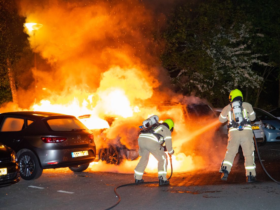 De brandweer blust de autobrand in Schiedam