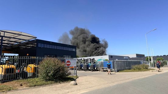Grote brand bij autobedrijf