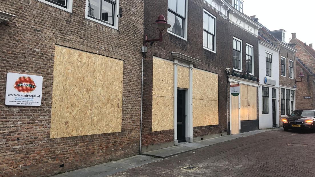 Een aantal Middelburgse ondernemers timmeren uit voorzorg de ruiten dicht