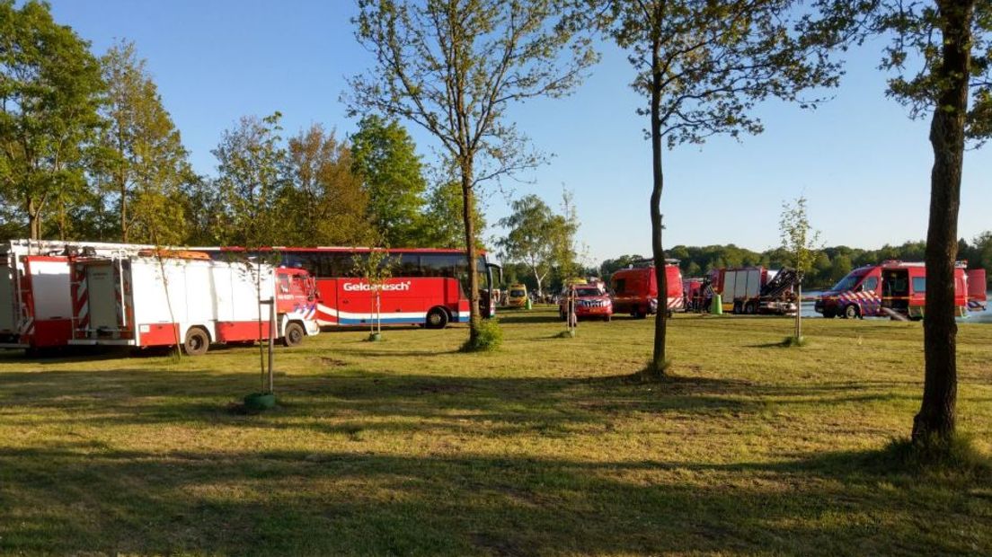 In recreatieplas 't Hilgelo tussen Meddo en Winterswijk wordt al uren gezocht naar een drenkeling. Volgens de brandweer is iemand van een vlot gesprongen en niet meer boven water gekomen.