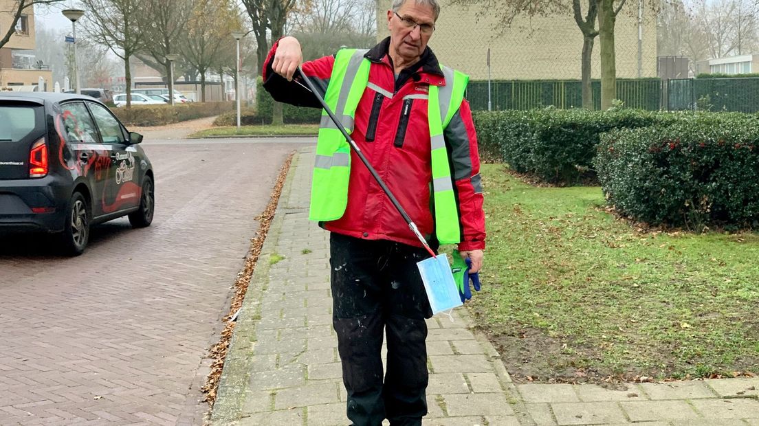Kees Boot prikt nu ook mondkapjes als zwerfaval