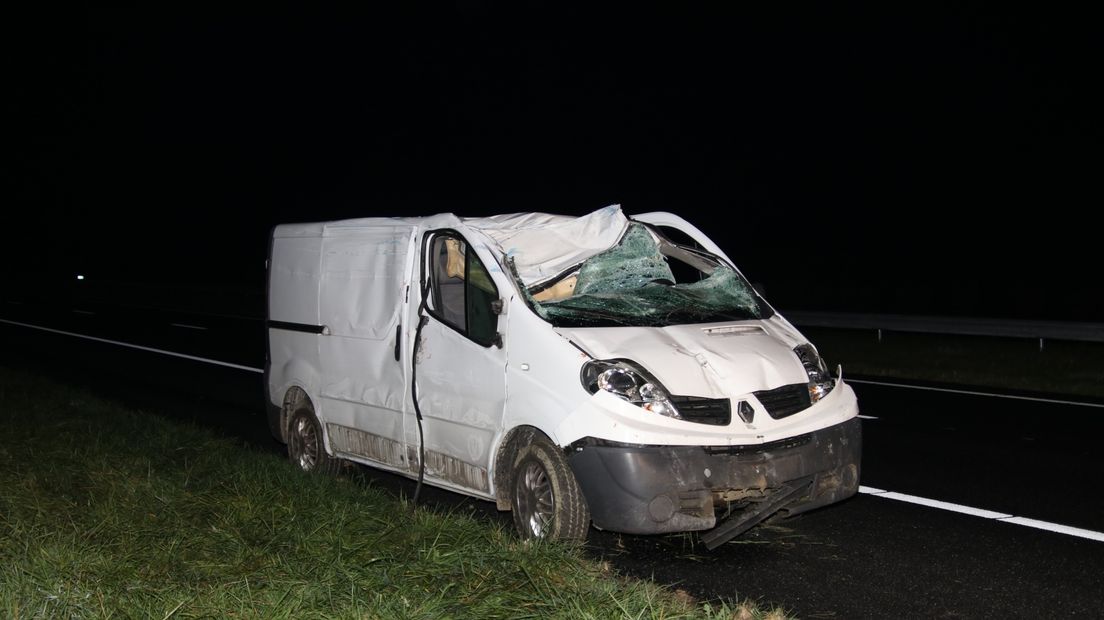 Een bestelbus is op de A58 tegen een verkeersbord gereden