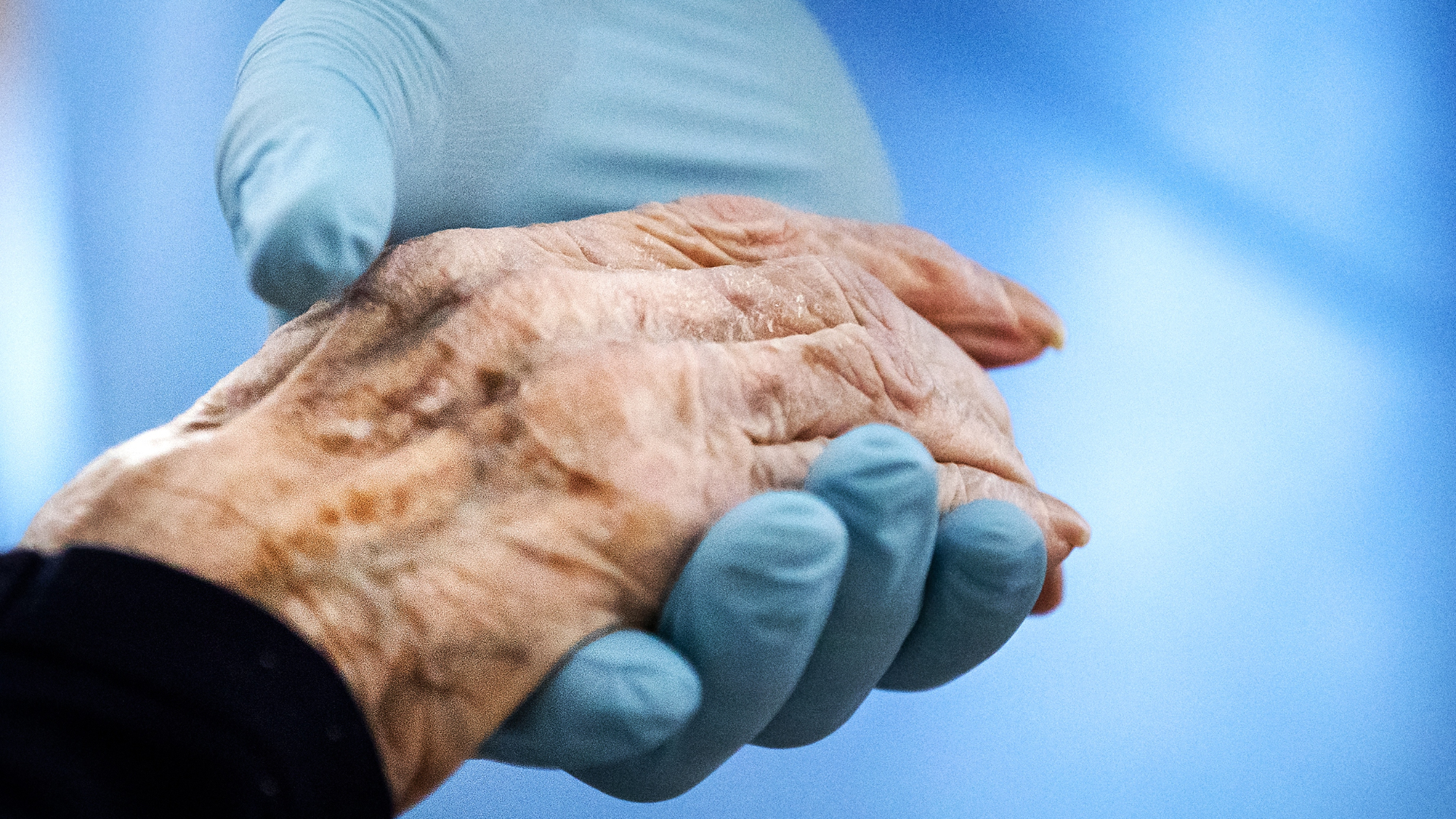 Ciddi istismardan sonra sağlık hizmeti sağlayıcısı durmalı