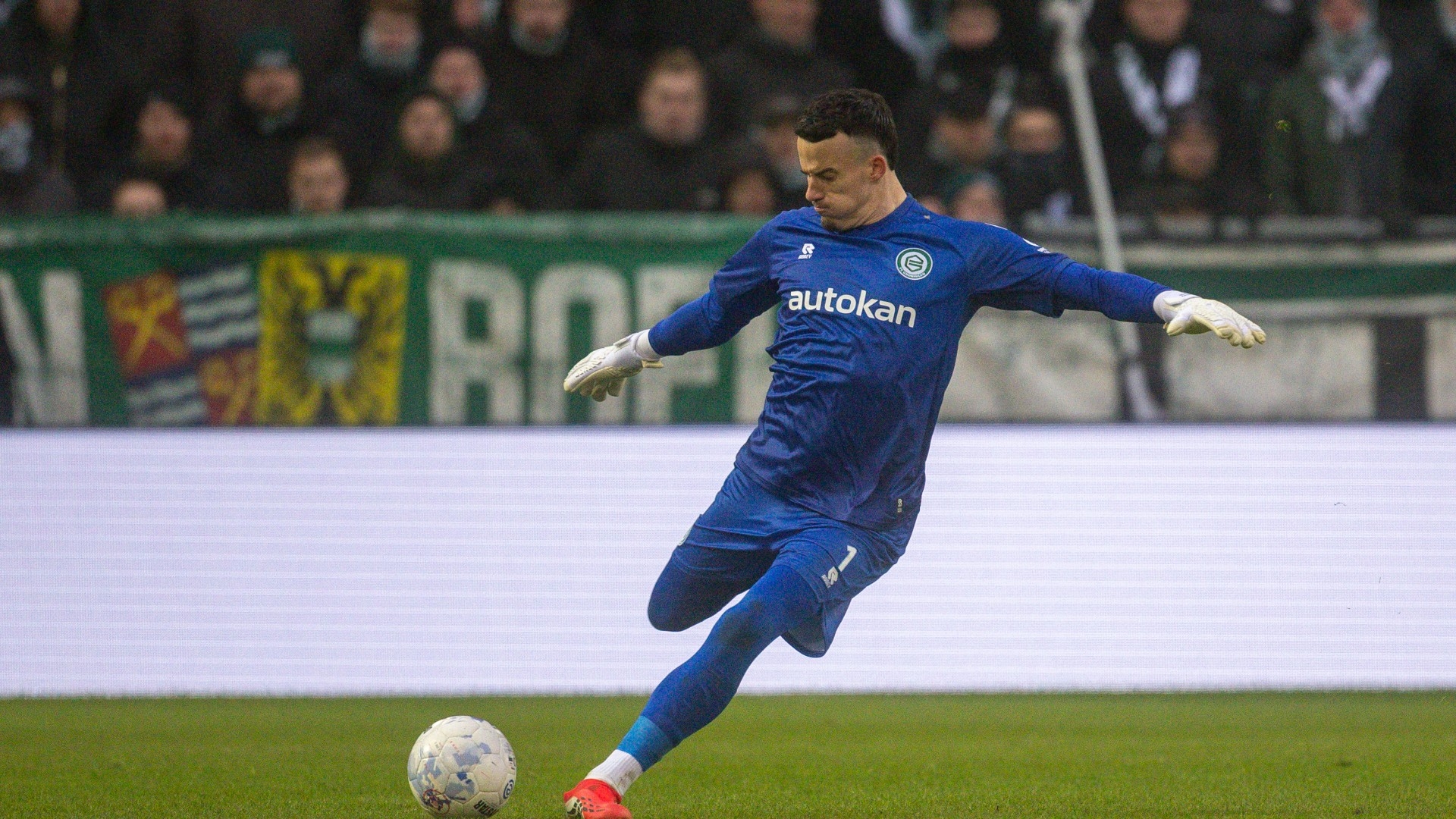 Etienne Vaessen in afwachting van werkvergunning voorlopig niet inzetbaar: 'Hoop snel op duidelijkheid'