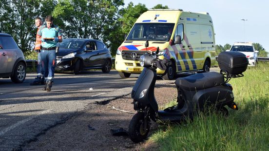 Scooterrijder zwaargewond na frontale botsing met auto
