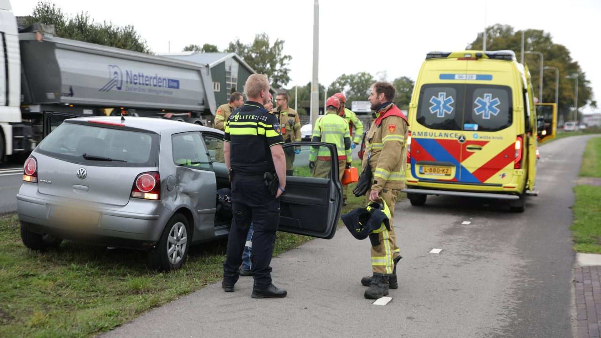 Blikschade bij botsing auto en vrachtwagen.
