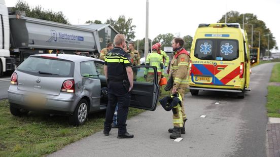 Blikschade bij botsing auto en vrachtwagen. Blikschade bij botsing auto en vrachtwagen.