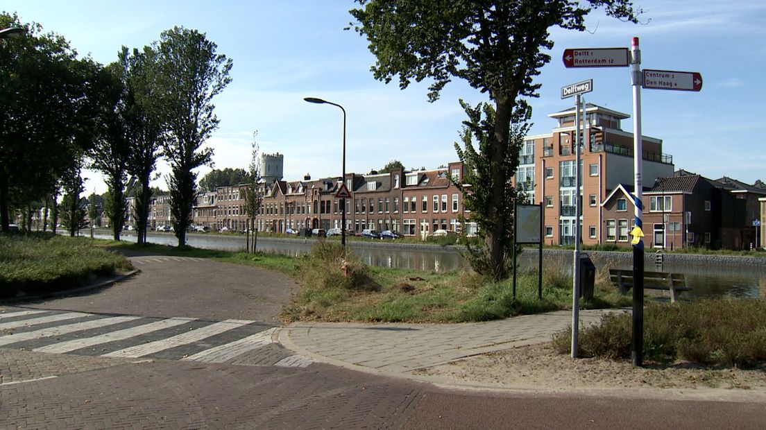 De kruising Delftweg/Broekmolenweg in Rijswijk