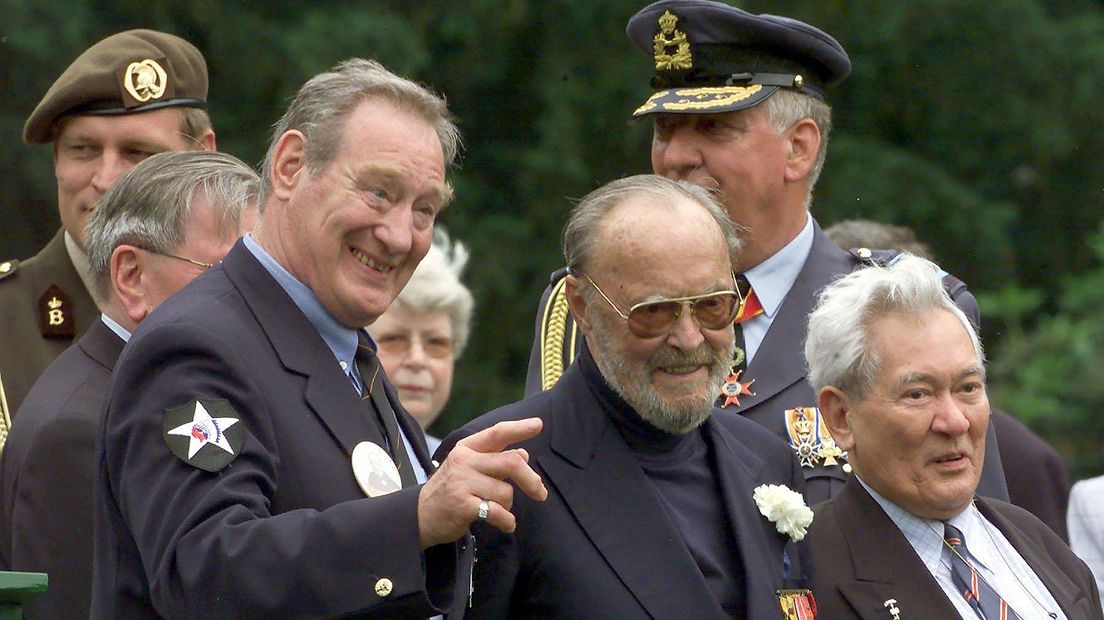 Oud-Koreastrijder Bluming (l) in 2001 met prins Bernhard en andere veteranen in de tuin van paleis Soestdijk.