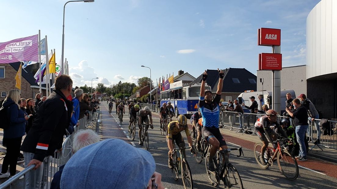 Coen Vermeltfoort komt als winnaar over de streep in de Omloop van de Braakman