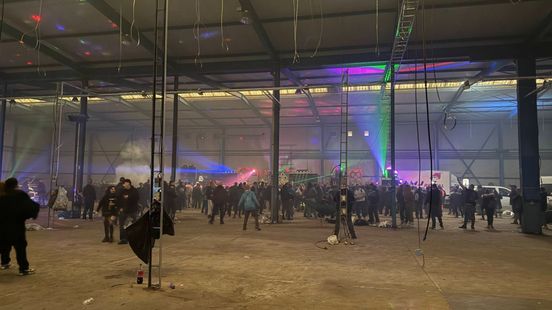 Politie houdt toezicht bij illegale houseparty in leegstaande fabriek