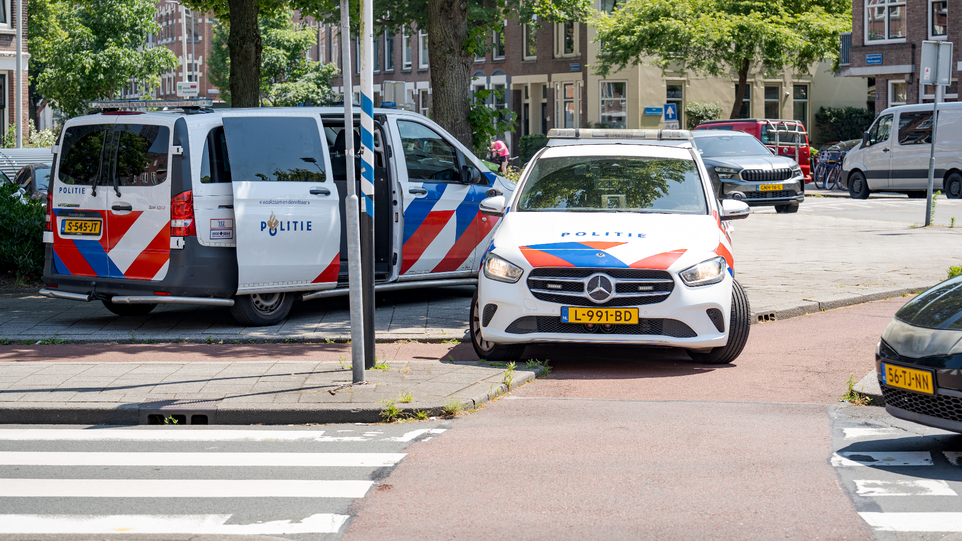 De fietser was tegen een paal gereden en liep hierbij een flinke hoofdwond op.
