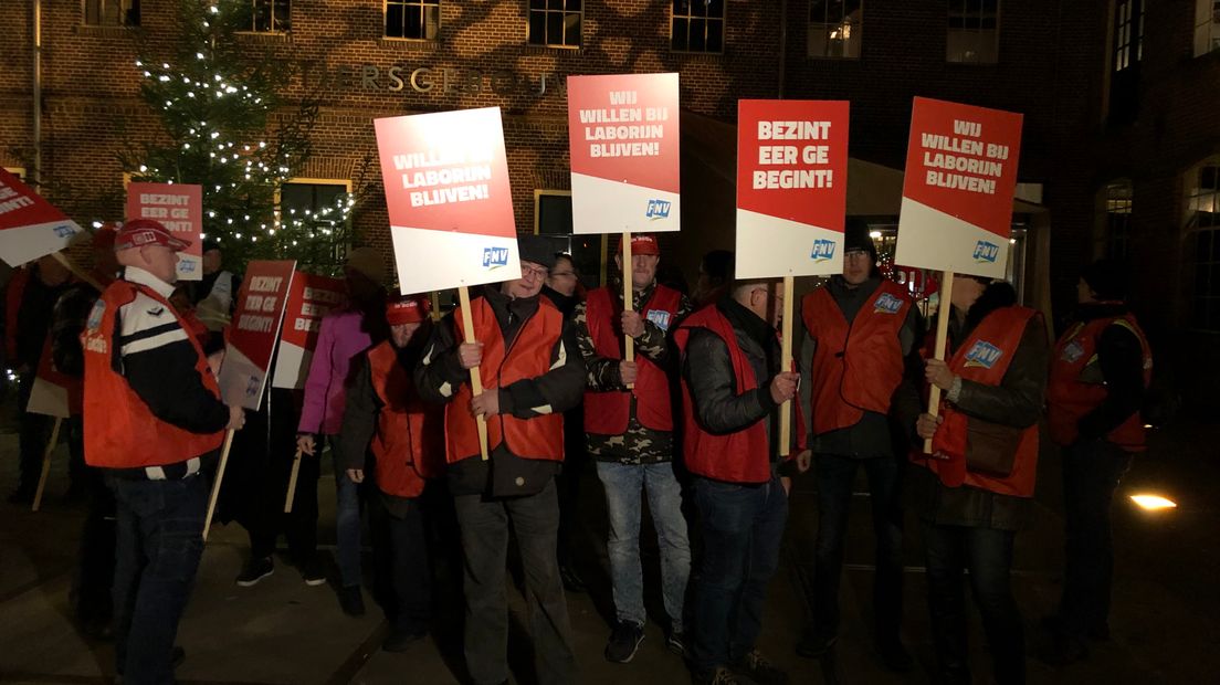 Medewerkers van Laborijn proberen het gemeentebestuur op de valreep nog te overtuigen om toch niet uit Laborijn te stappen. Voor de raadsvergadering van de gemeente Oude IJsselstreek voeren zo'n dertig medewerkers samen met vakbond FNV actie.