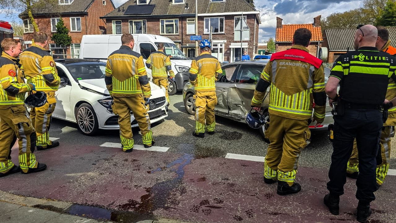 Scooterrijder naar ziekenhuis na aanrijding in Enschede.