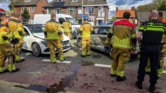 Scooterrijder naar ziekenhuis na aanrijding in Enschede. Scooterrijder naar ziekenhuis na aanrijding in Enschede.