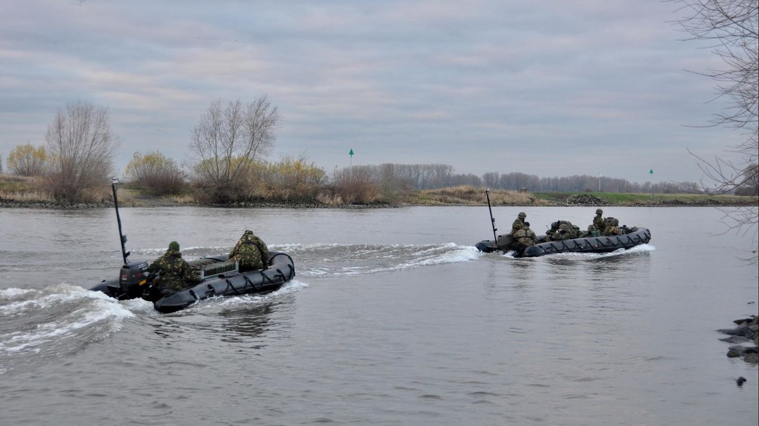 Militairen steken met rubberboten de IJssel over in Welsum