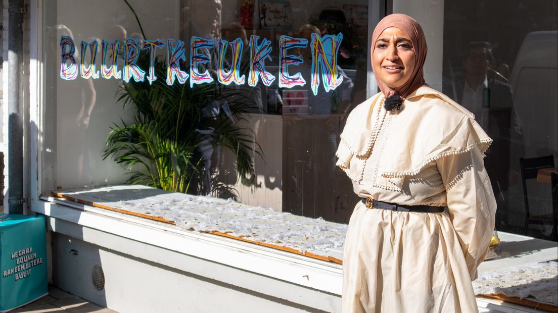 Sabra Rahiembaks bij haar buurtkeuken