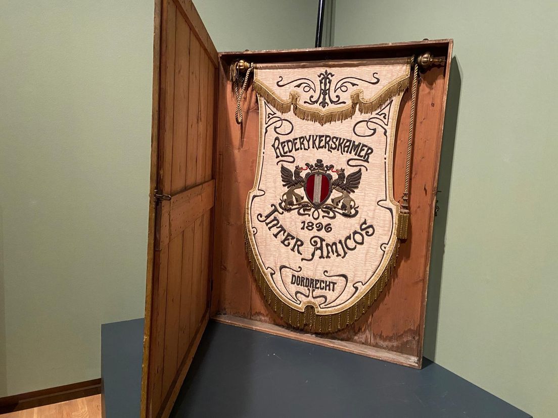 Een oude vaandel van een toneelvereniging