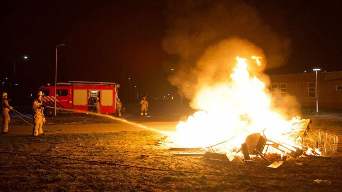 Een groot vuur werd aangestoken door jongeren in Emmen (Rechten: De Vries Media)