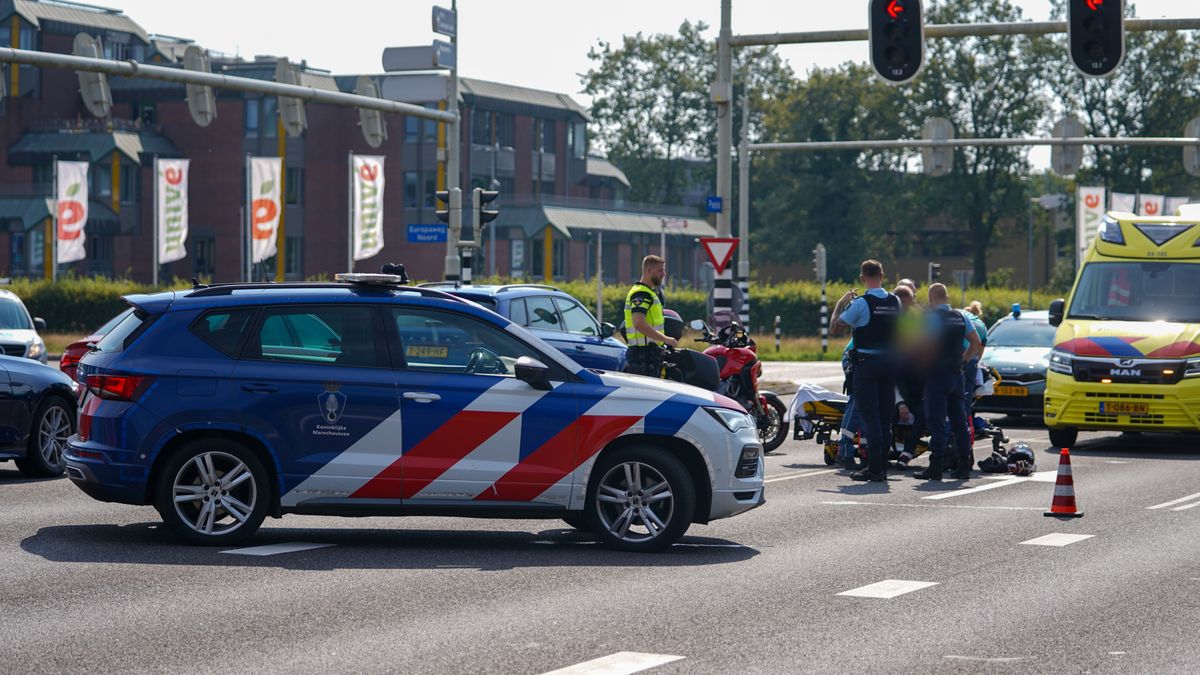 Motorrijder belandt in ziekenhuis na val op kruising in Assen