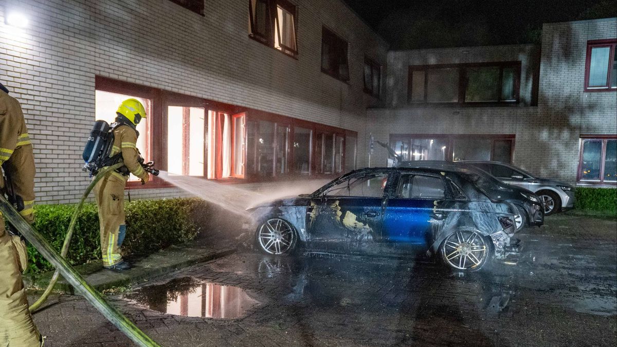 30 mensen op straat vanwege autobrand bij pand verslavingszorg