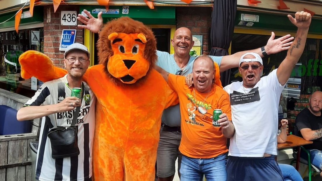 Ook als het Nederlands elftal speelt is er feest bij Leo's Koffiehuis
