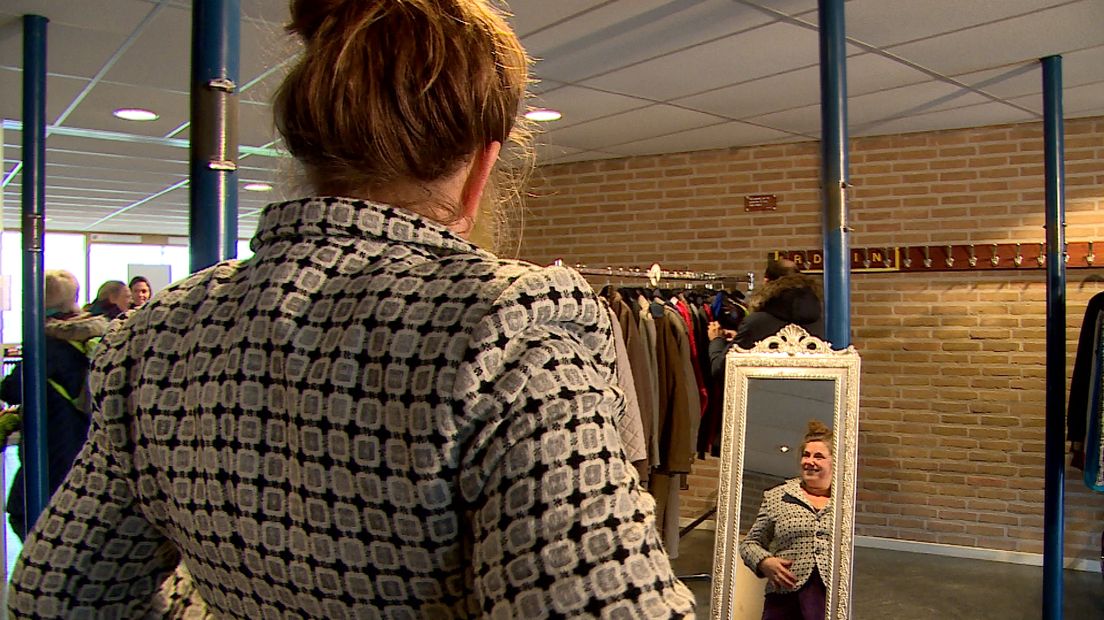 Nieuwe outfits scoren voor een prikkie in de uitverkoop van de kledingbank