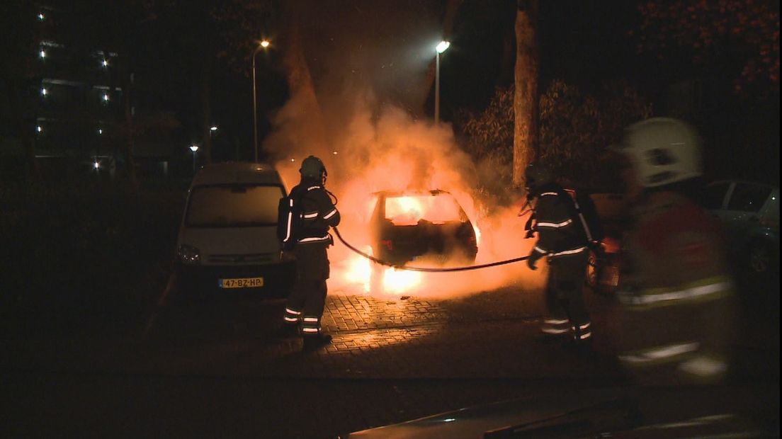 Het was afgelopen nacht opnieuw onrustig in de Edese wijk Veldhuizen. Nadat in de afgelopen dagen ruiten werden ingegooid en meerdere brandjes waren gesticht, brandden vannacht opnieuw drie auto's af. Ditmaal aan de Prinsenhof.