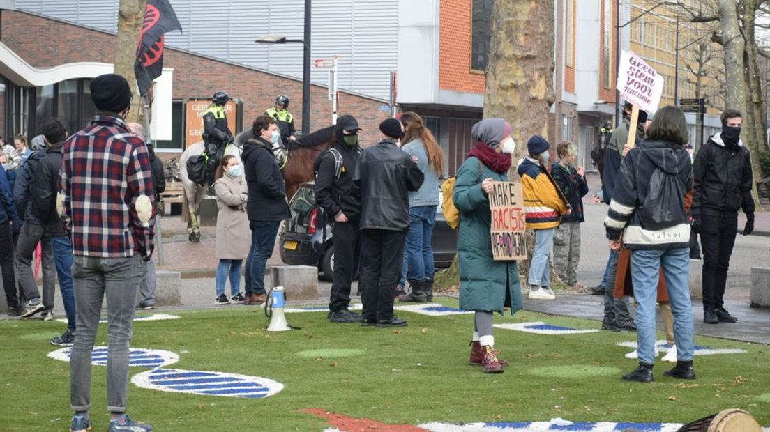 Op de Mariënburg werd een onaangekondigde demonstratie tegen racisme gehouden