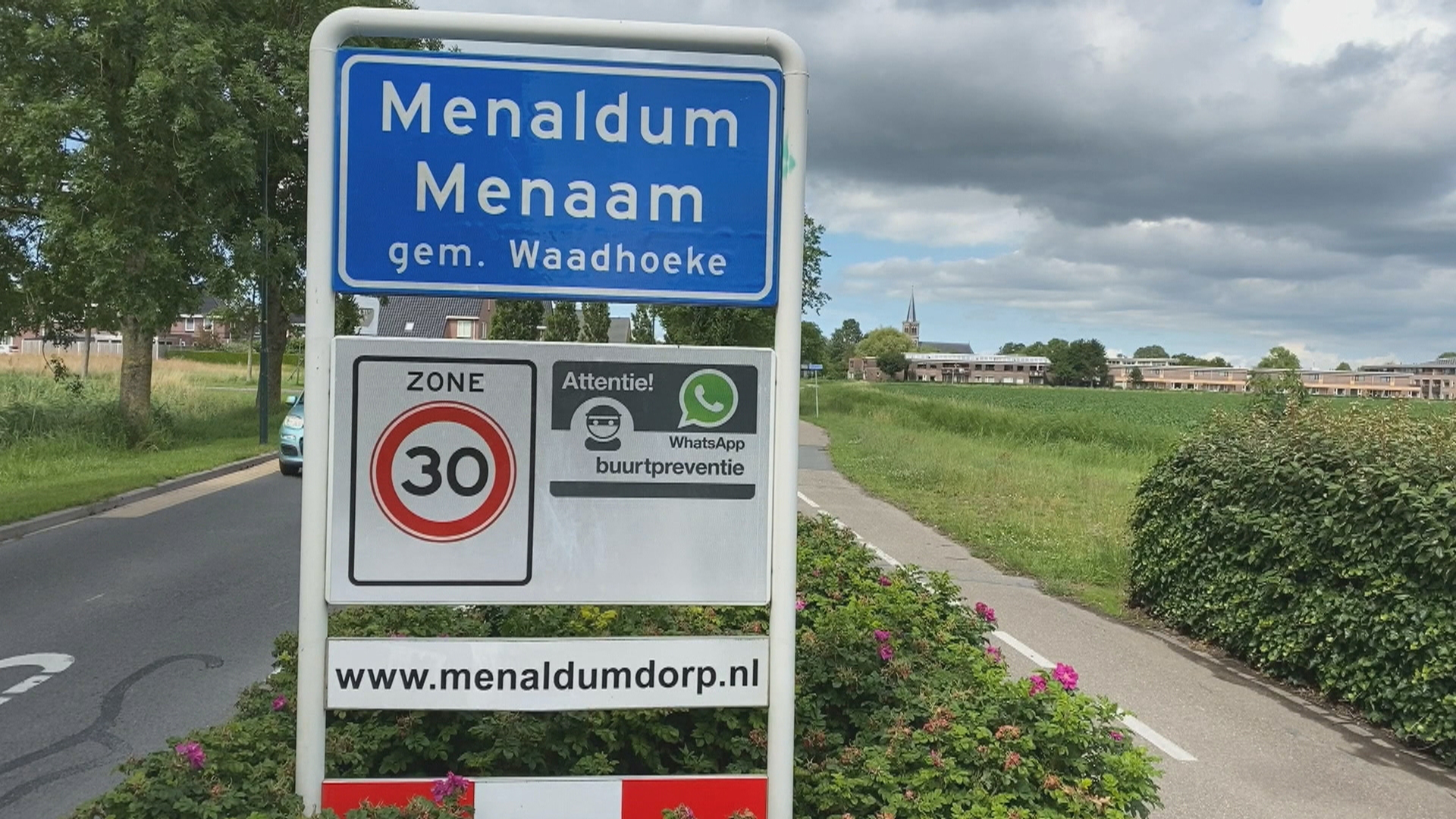 Yn Menaam stiet de plaknamme yn twa talen op it boerd