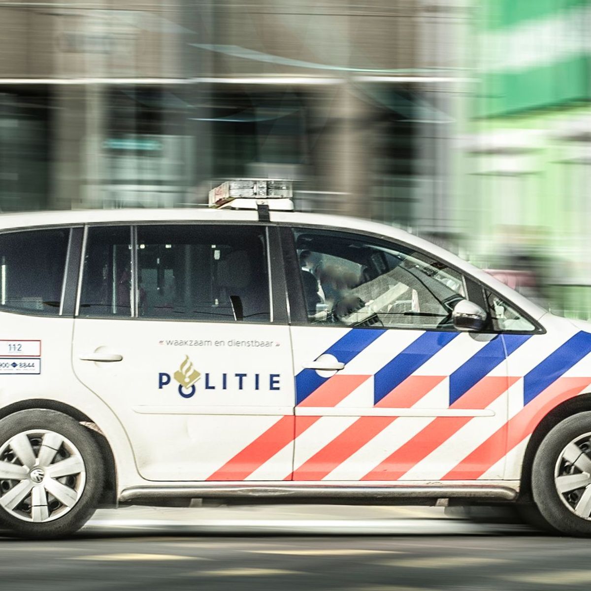 Wilde achtervolging met twee kleine kinderen zonder gordel op de