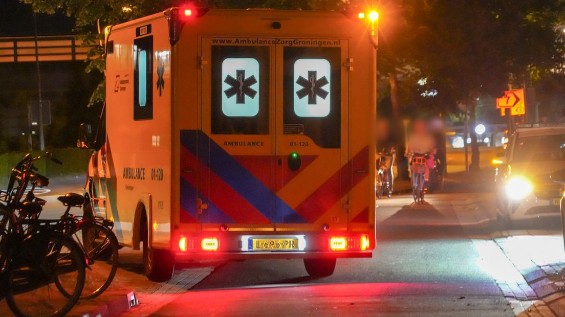 Ambulance op het Hoendiep in Stad