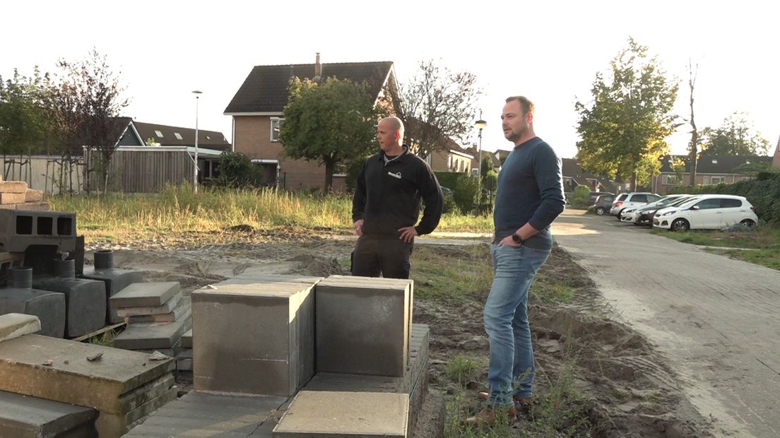 Op het veld voor de huizen ligt nog een hele stapel bouwmaterialen onbeheerd.