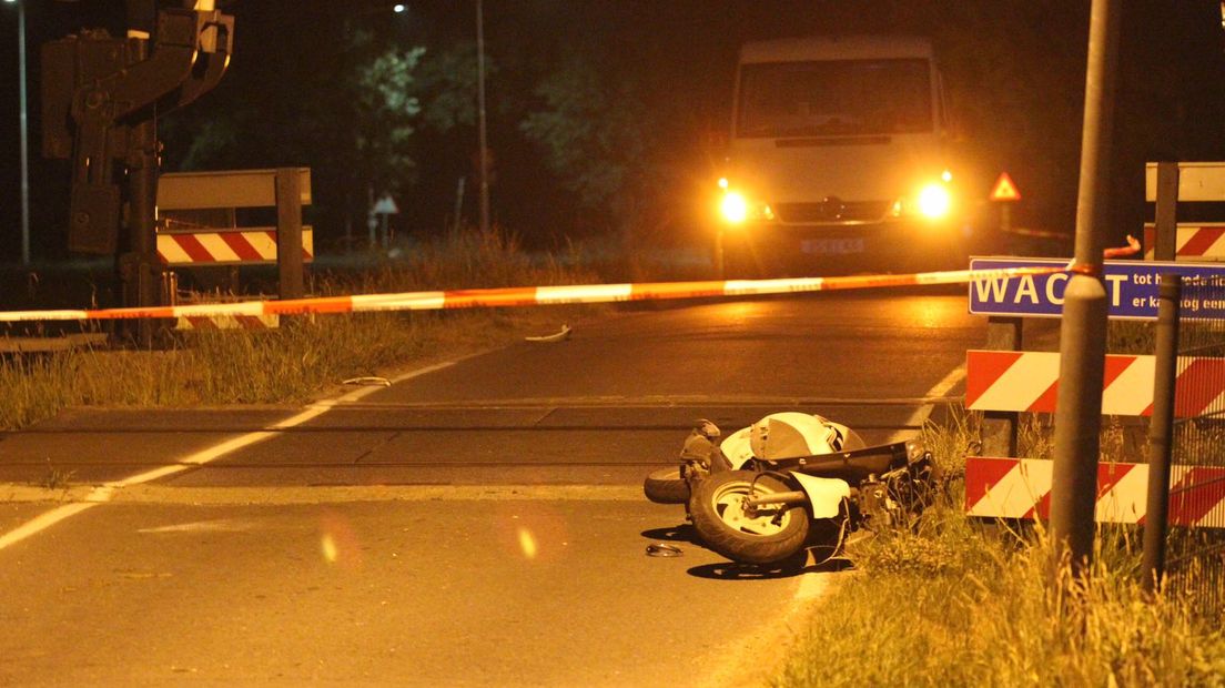 Een 18-jarige jongeman uit Lunteren is in de nacht van zaterdag op zondag verongelukt op een spoorwegovergang in zijn woonplaats. Een 58-jarige man uit Wekerom die de jongen van het spoor wilde halen, raakte gewond.