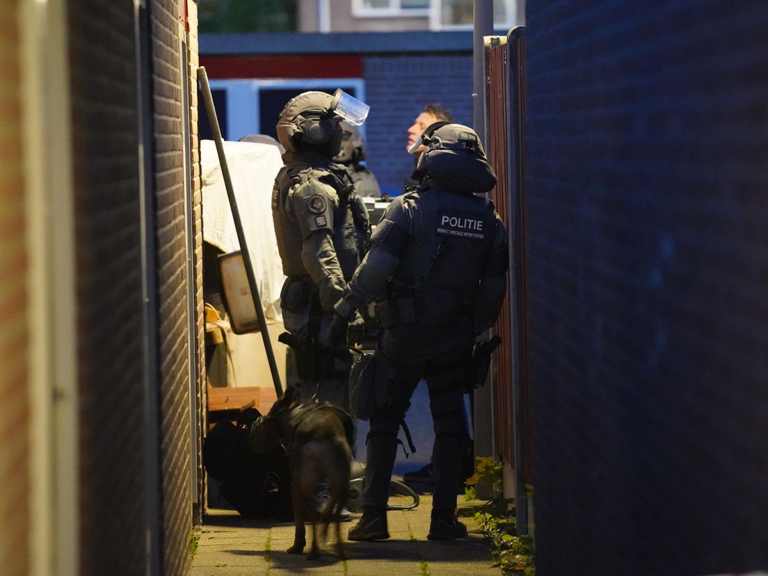 Het arrestatieteam bij de gebarricadeerde deur van de woning op het Slangenburgplein (Bron: Media TV - Kilian Lindenburg)