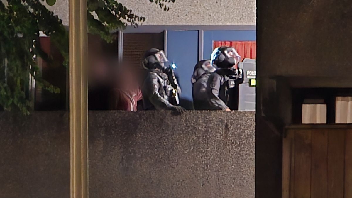 Zwaarbewapende agenten vallen huis binnen om man te arresteren