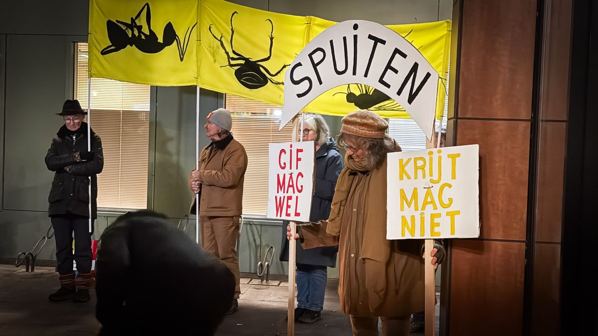Onaangekondigd protest op gemeentehuis Diever: 'Gif mag wel, krijt mag niet'