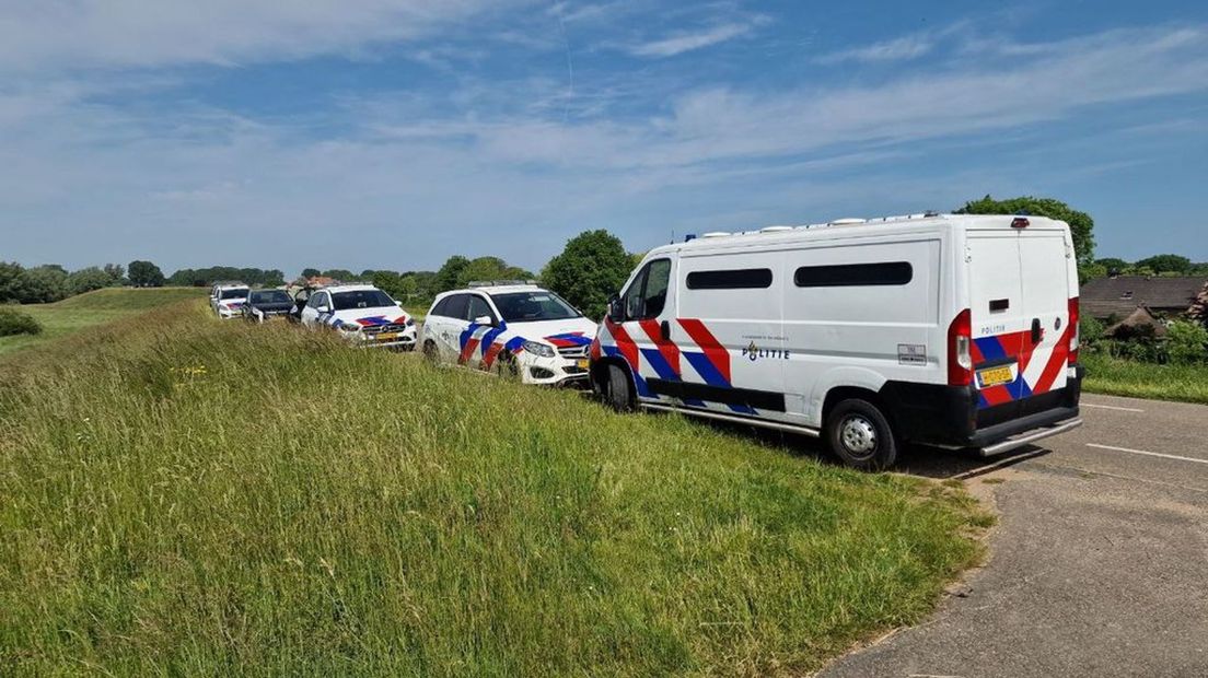 De politie is met meerdere eenheden ter plaatse